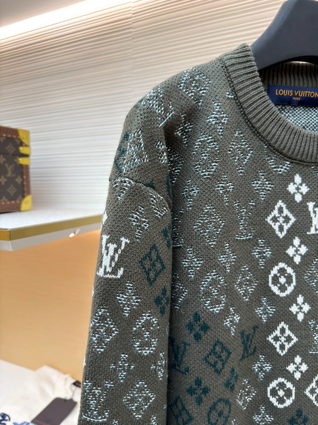 LOUIS VUITTON all-over printed jacquard round neck knitted pullover ●Original version: Purchased and developed by 16360 ●Item number: 1681670-B35 ●Fabric: 100% cotton ●Technology: knitted ●Color: dark green ●Version: Fitted version ●Weight: about 740g ●Size: S-M-L-XL ●Description: This sweater is made of high-quality wool blended fabric, which is soft to the touch and has excellent warmth retention. The overall design adopts a round neck, and the collar, cuffs and hem are all ribbed, with moderate elasticity, comfortable to wear and not easy to deform. The main part uses jacquard technology, and the pattern is composed of the brand's iconic letters and geometric figures. The colors are distinct and the three-dimensional effect is strong. Multi-colored yarns are interwoven during the jacquard process to ensure clear patterns and long-lasting washability. The knitting density is uniform and the number of stitches per inch is precisely controlled to ensure the stiffness and breathability of the clothing. The splicing of the shoulders and sleeves adopts seamless technology, with smooth and natural lines without excess threads. The overall workmanship is fine, and every stitch is even and neat, reflecting the high-quality production process. The overall wiring is straight and delicate, the fabric is comfortable and soft, and the color is consistent without color difference. It can be matched with the same style to create a fashionable look and control various occasions. Customized accessories, complete with three standards, same style for men and women!